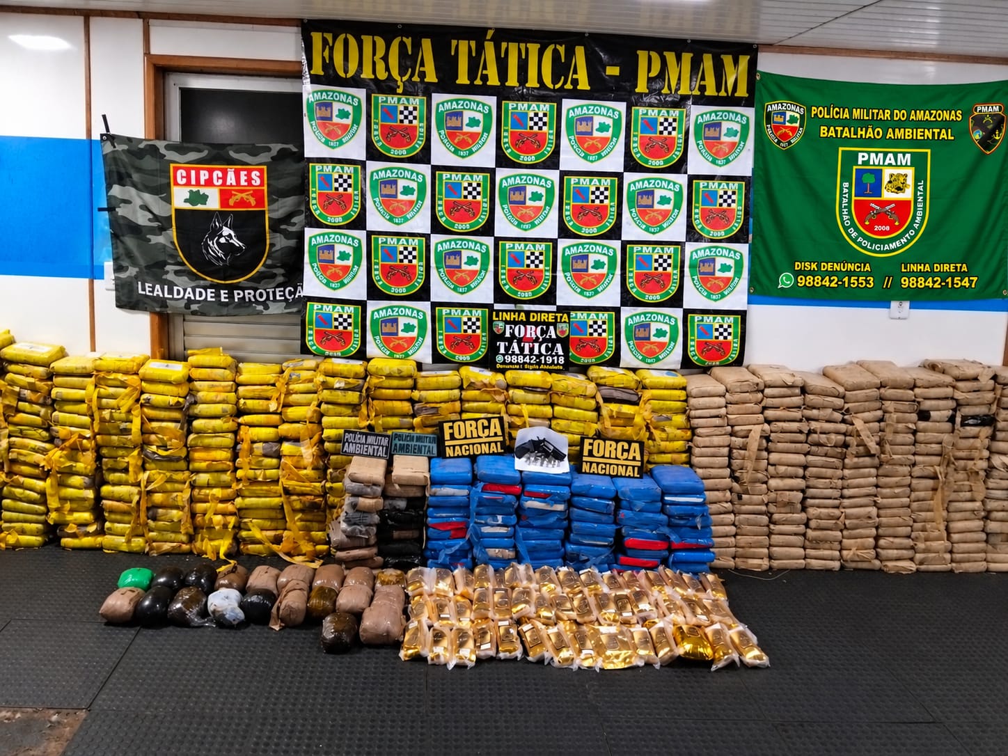 Suspeito é detido com 593 kg de drogas e arma em embarcação no AM