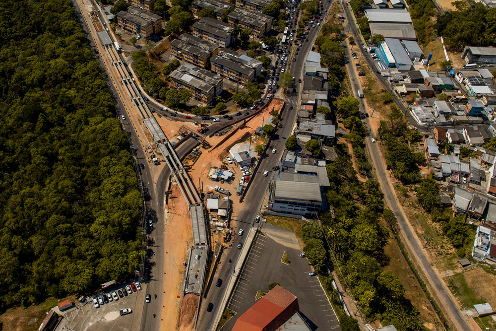 Interdições na Avenida Coronel Teixeira para obras de gás em Manaus