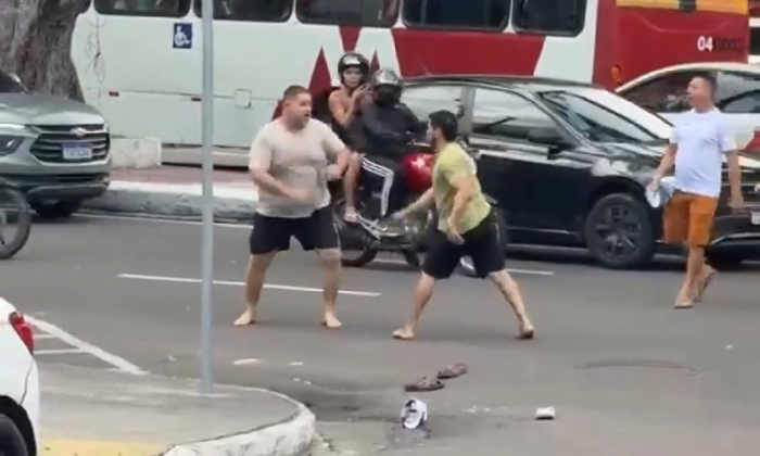 Briga entre dois homens atrapalha trânsito na Avenida Getúlio Vargas em Manaus