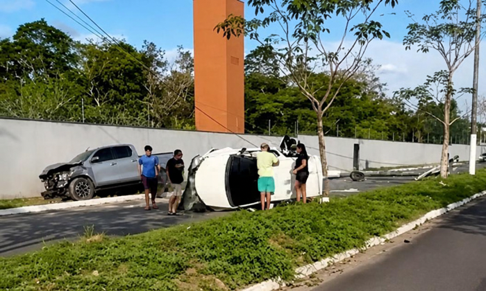Colisão entre veículos derruba poste e fecha avenida na Ponta Negra
