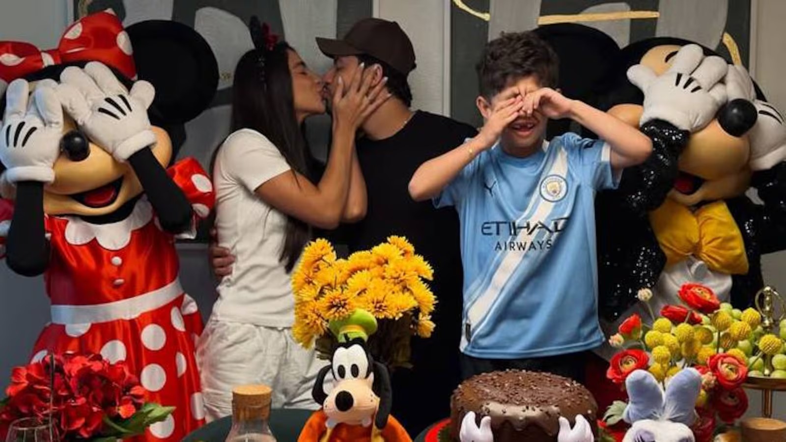 Gabriela Versiani celebra com café da manhã temático na Disney para Léo