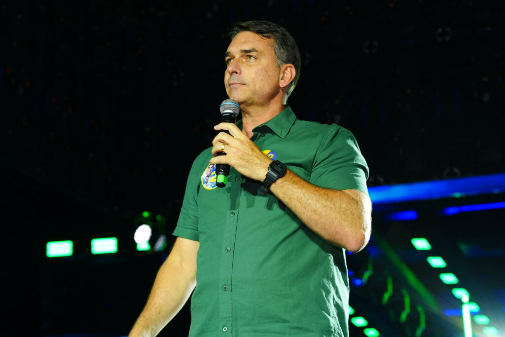 Expressão 'Flávio esquema pandemia' lidera buscas após mobilização nas redes