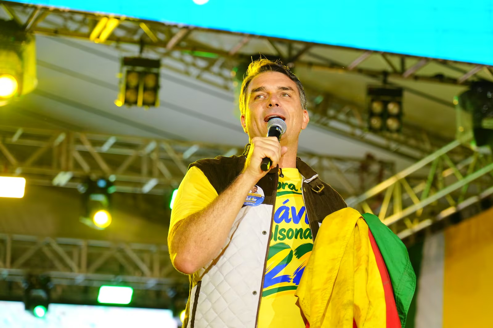 Flávio Bolsonaro sinaliza apoio a revisão da escala 61 se for eleito