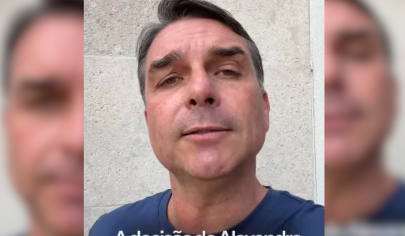 Senador Flávio Bolsonaro é proibido de deixar o Brasil e deve entregar passaportes
