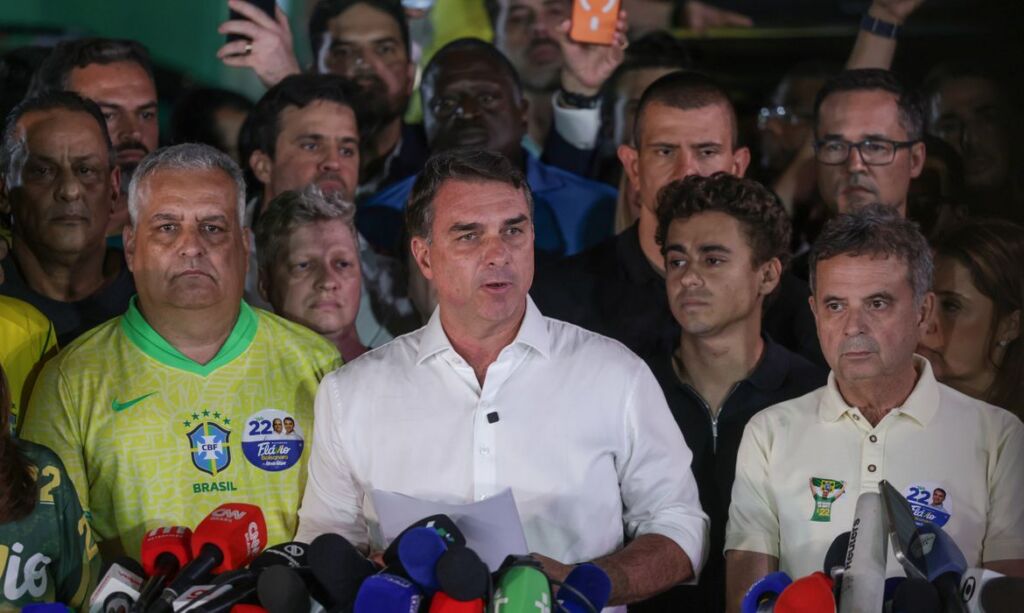 Flávio Bolsonaro anuncia que não reconhecerá resultado das eleições presidenciais