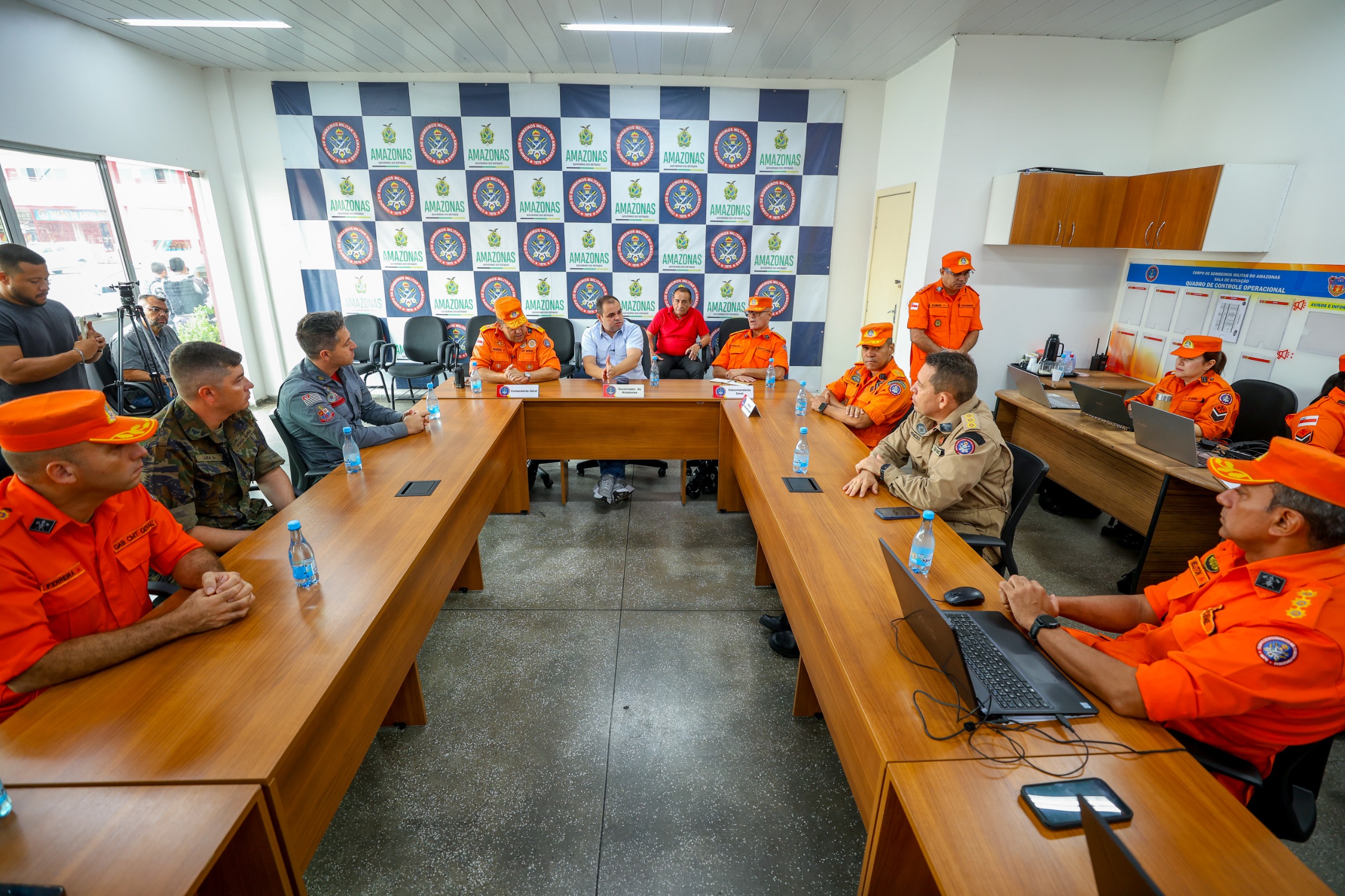 Governador Roberto Cidade acompanha combate a incêndios no Amazonas