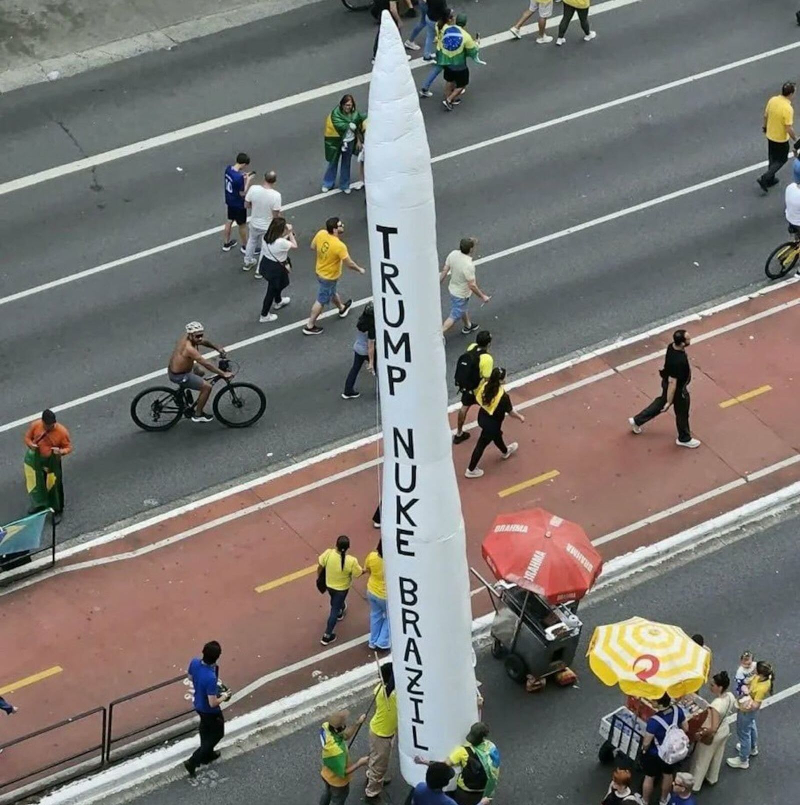 Manifestantes levam míssil inflável pedindo bombardeio dos EUA ao Brasil
