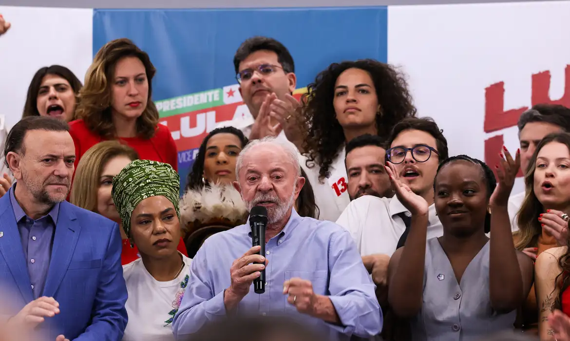 Lula desafia Flávio Bolsonaro a apoiar proposta de jornada de trabalho reduzida