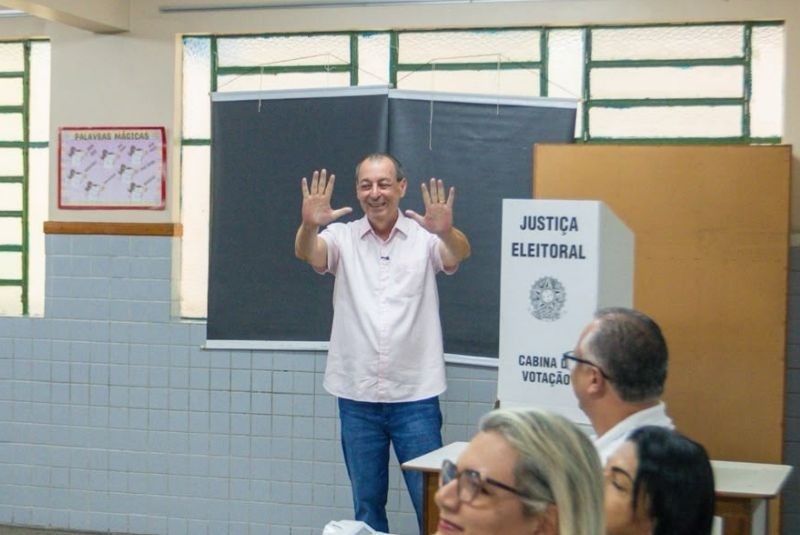 Omar Aziz vota em Manaus e destaca respeito na disputa eleitoral