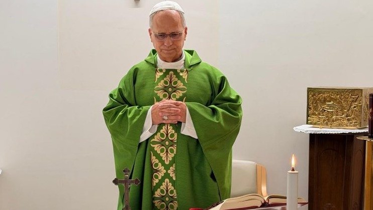 Papa Leão XIV apresenta melhora e celebra missa em hospital