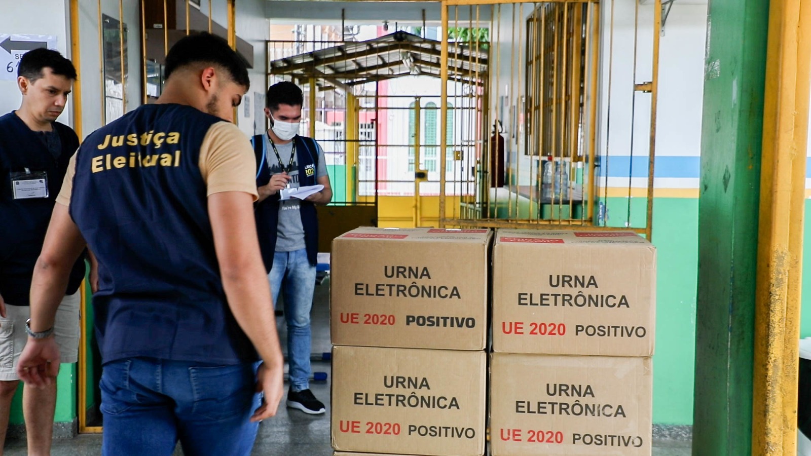 TRE-AM inicia distribuição de urnas eletrônicas para eleições em Manaus