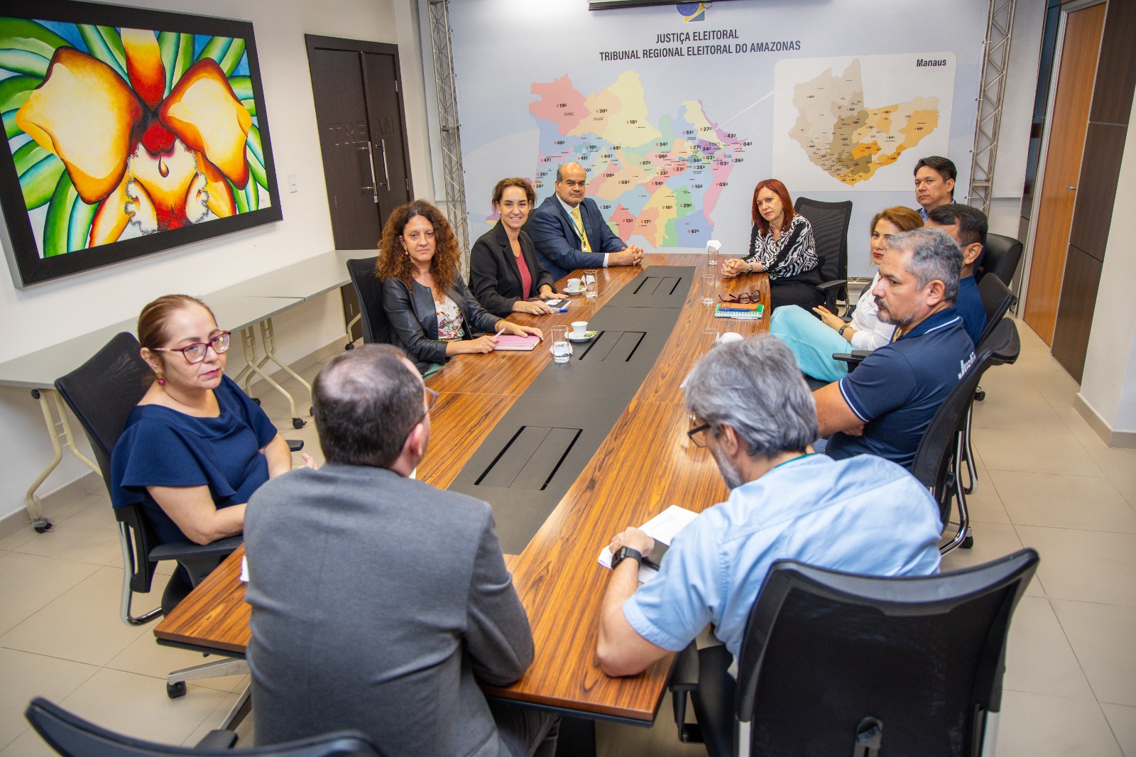 TRE-AM recebe representantes da União Europeia para discutir eleições