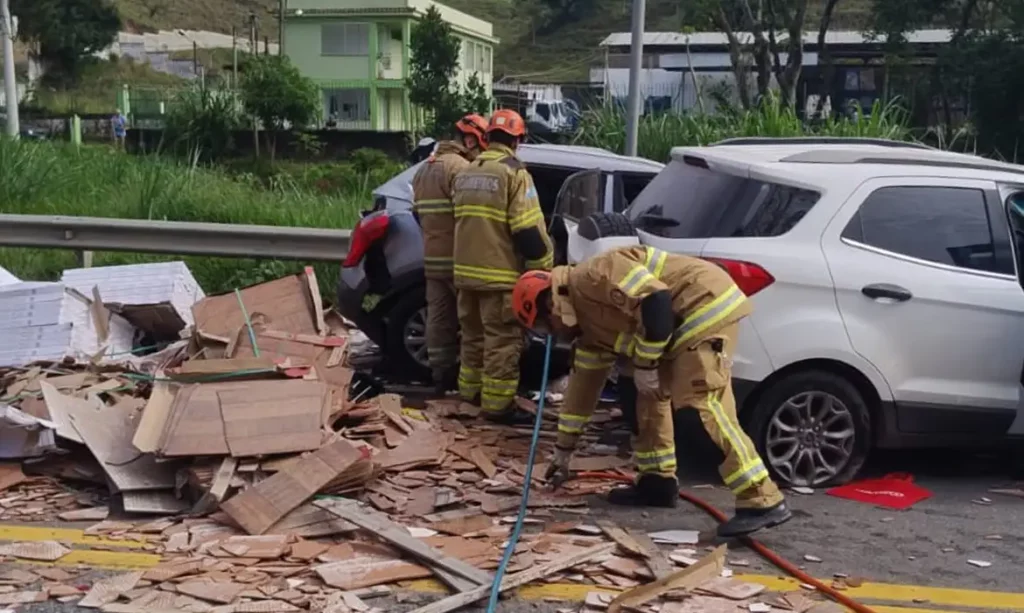 Acidente na BR-393 em Barra do Piraí deixa cinco mortos e nove feridos