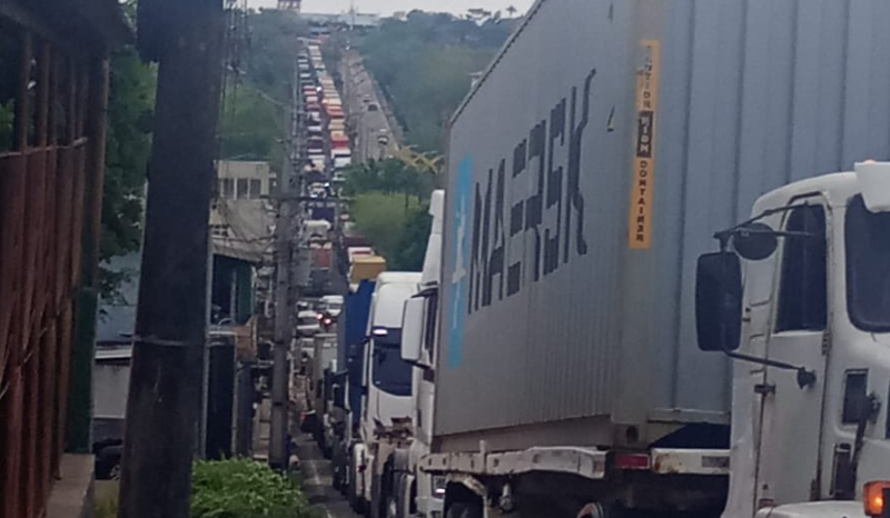 Acidente entre carro e carreta gera congestionamento na Bola da Suframa