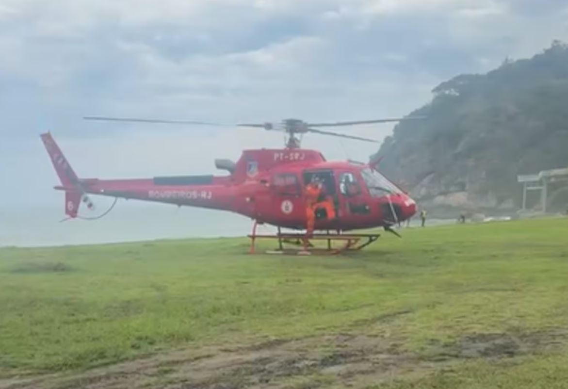 Bombeiros realizam resgate de piloto e turista em queda de asa-delta no RJ