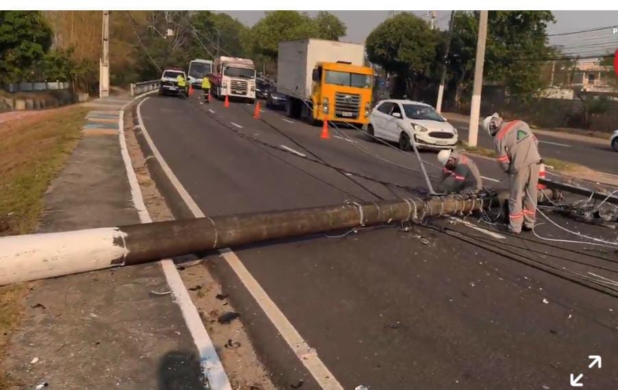 Casal em estado grave após colisão de carro contra poste em Manaus