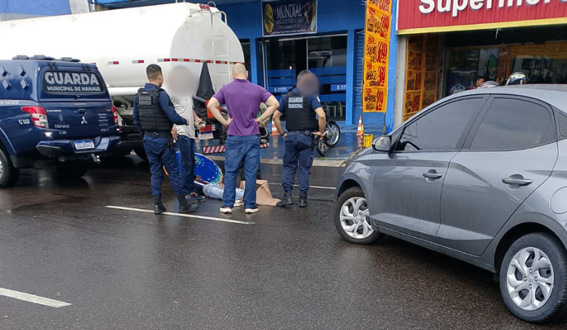 Motociclista fica ferido em colisão com carro em Manaus