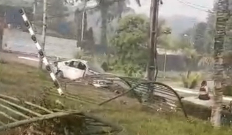 Carro invade condomínio e derruba muro em Ponta Negra, Manaus