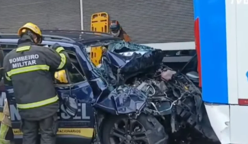 Acidente entre carro e ônibus causa congestionamento na Constantino Nery