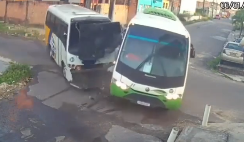 Câmeras registram colisão entre micro-ônibus em Manaus; casa danificada