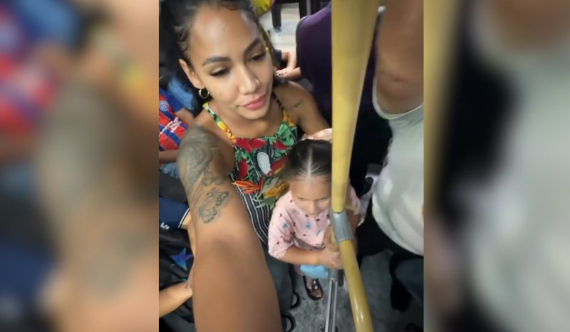 Filha pede passeio de ônibus e mãe escolhe horário de pico para a aventura