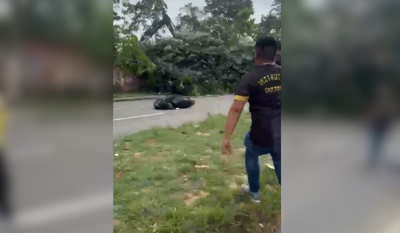 Retroescavadeira derruba árvores e atinge motociclista em Manaus