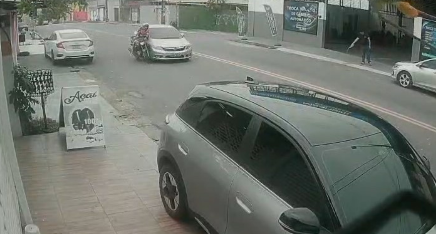 Suspeito de roubo colide com carro durante perseguição em Manaus