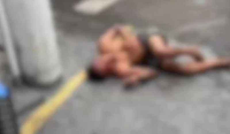 Homem suspeito de assaltos é retirado debaixo de carro e agredido em Betânia, Manaus