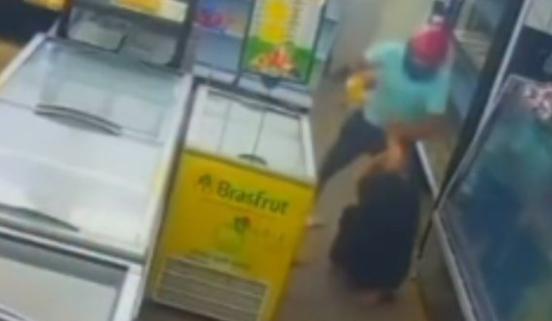 Mulher é agredida em assalto violento em supermercado de Manaus