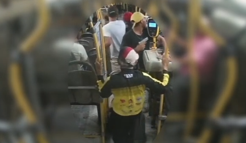 Quarteto armado assalta ônibus da linha 650 em Manaus; ajuda é solicitada