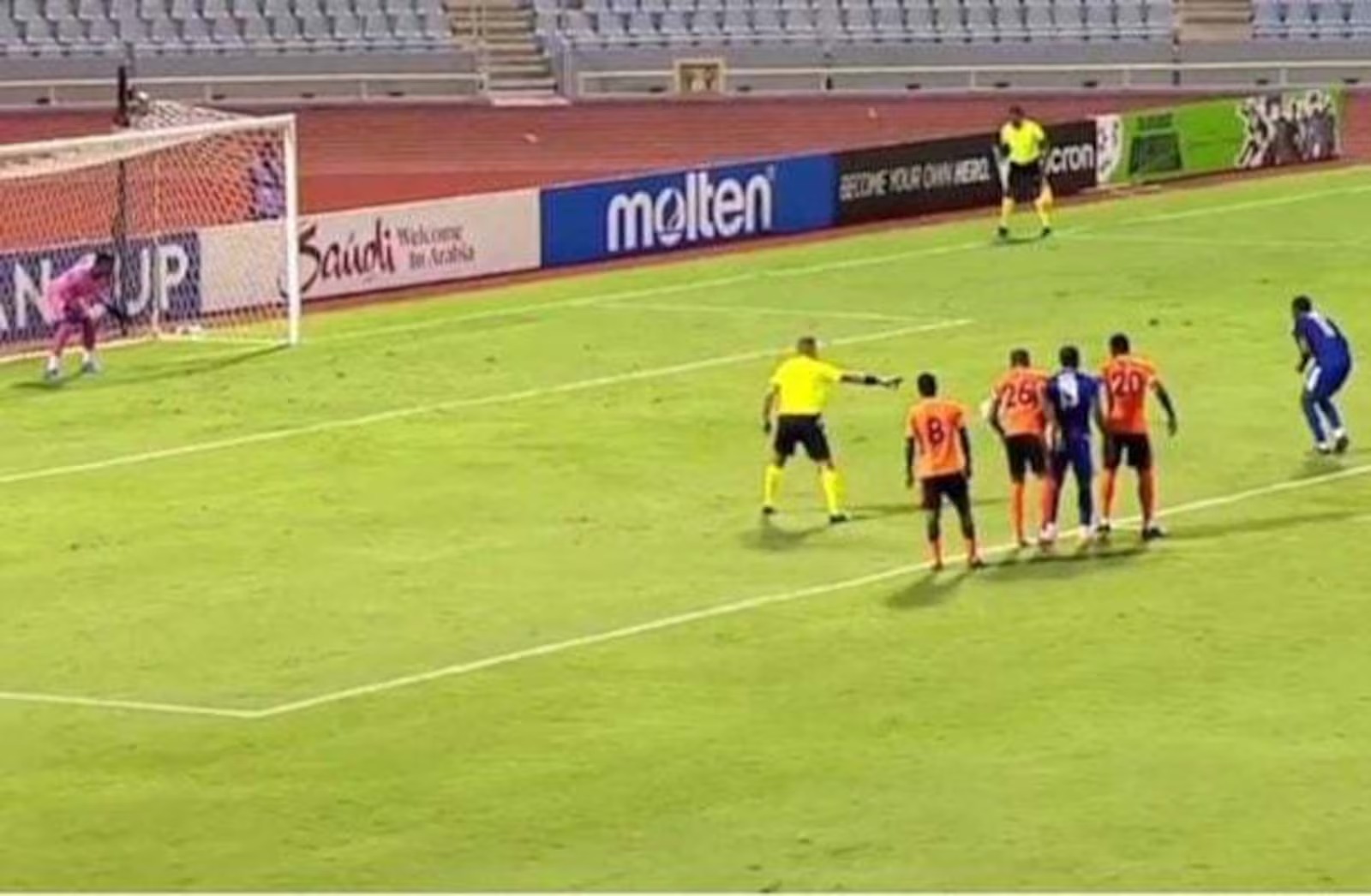 Jogador viraliza ao demorar 17 segundos para cobrar pênalti e perde gol