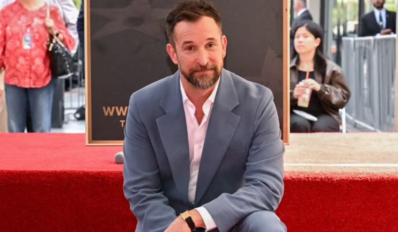 Noah Wyle é eleito o homem mais sexy de 2026 pela revista People