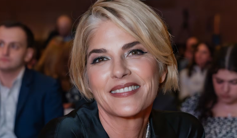 Atriz Selma Blair é presa após incidente em voo para Nova York