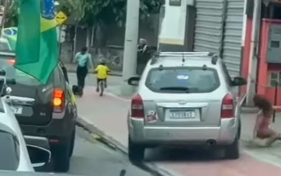 Motorista detido após atropelar crianças em manifestação em Ilhabela