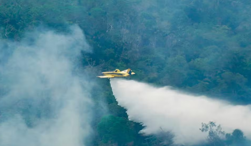 Aviões da FAB lançam 10 mil litros de água contra queimadas no Amazonas