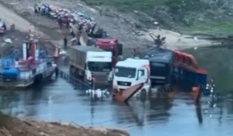 Balsa afunda no Rio Igapó-Açu e bloqueia travessia na BR-319