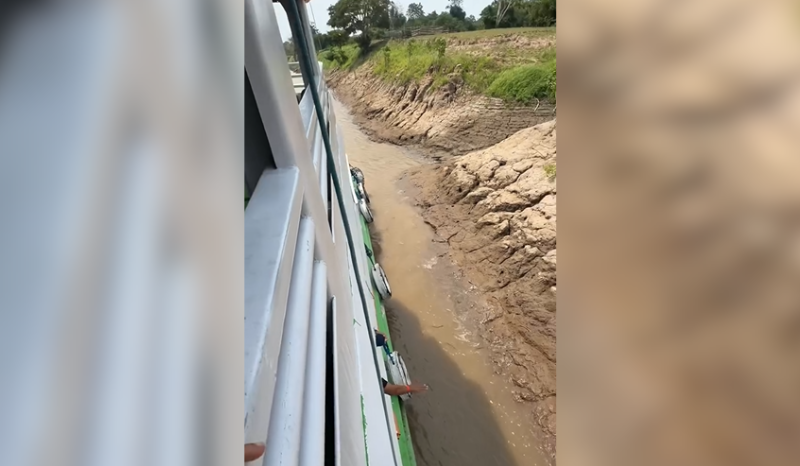 Estiagem no Amazonas provoca encalhe de embarcação entre Manaus e Maués