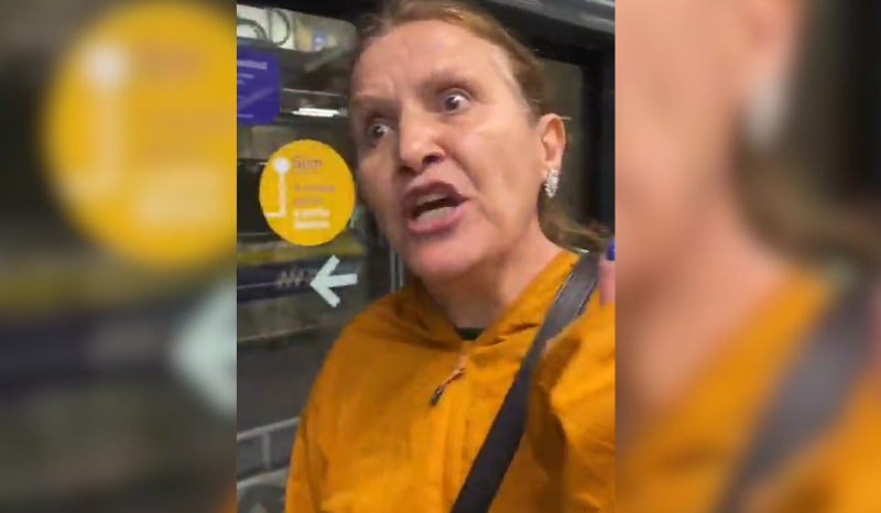 Estudante é alvo de ofensas racistas em metrô de São Paulo