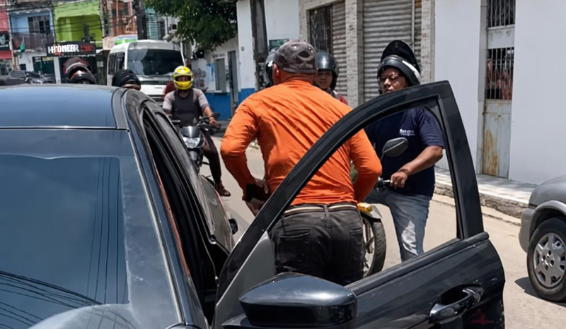 Motorista atropela motociclista, tenta fugir e é perseguido em Manaus