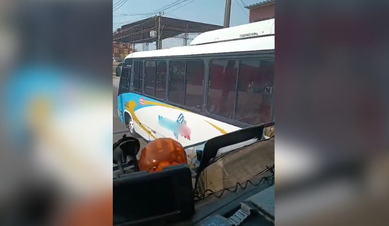 Motorista de caminhão registra ônibus fechando seu veículo em Manaus