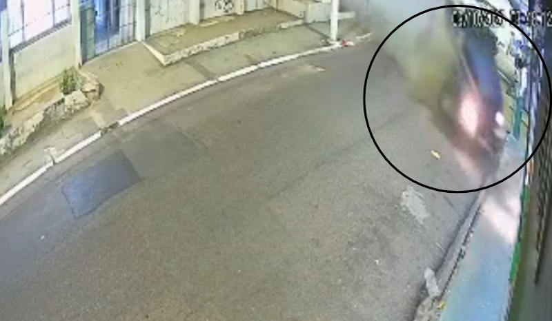Caminhão perde controle e invade fachada de loja no Centro de Manaus