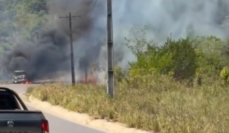 Caminhão de combustível pega fogo e causa incêndio na AM-010
