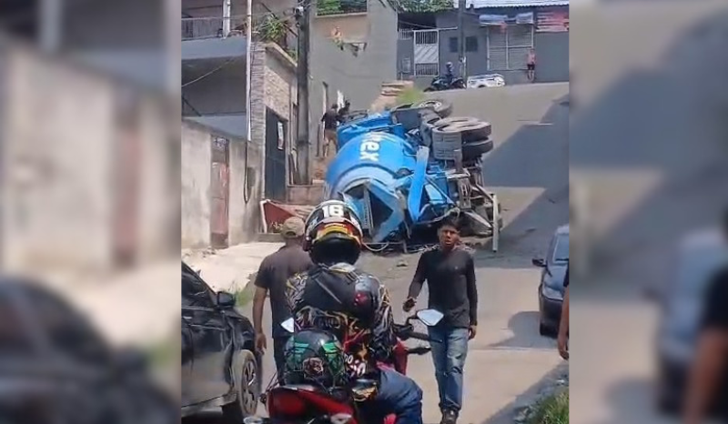 Caminhão betoneira tomba em rua íngreme no bairro Flores, Manaus