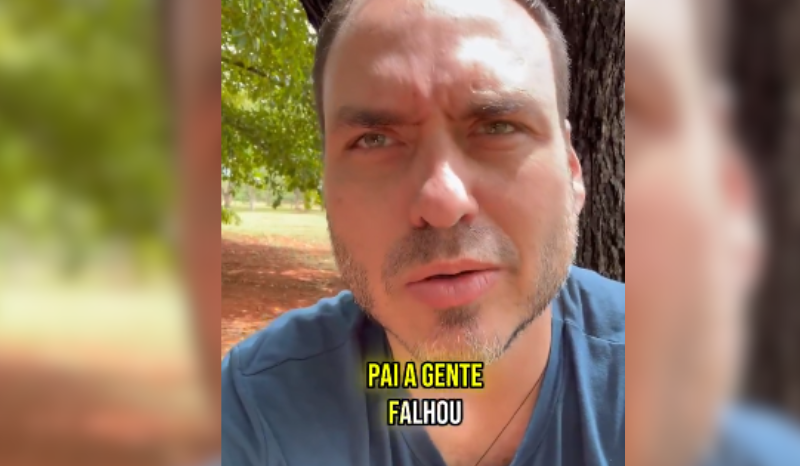 Carlos Bolsonaro visita Jair Bolsonaro e pede desculpas pela derrota de Flávio
