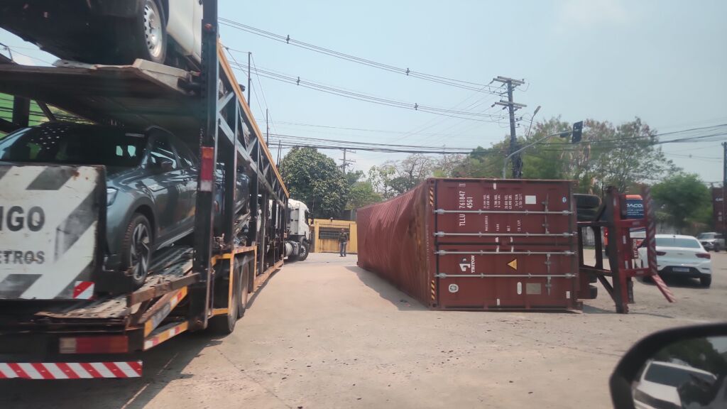 Carreta com carga excessiva tomba na Avenida Rodrigo Otávio, em Manaus
