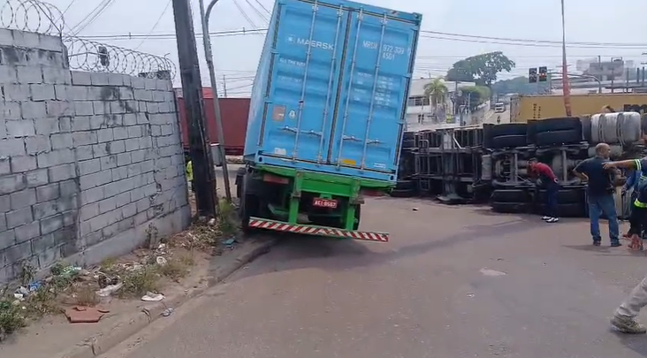 Carreta quase tomba ao desviar de outra em Manaus