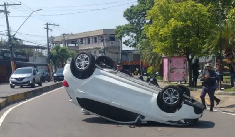 Carro capota na avenida Ivanete Machado em Manaus e deixa mulher ferida