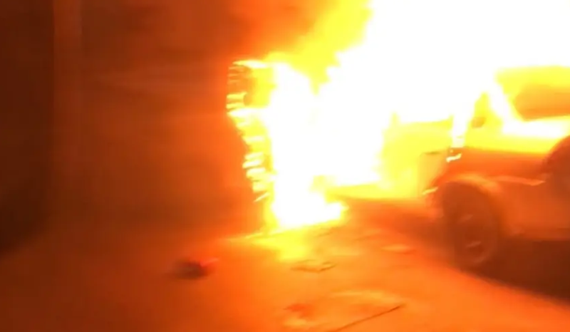 Carro é destruído por incêndio na zona leste de Manaus durante a madrugada