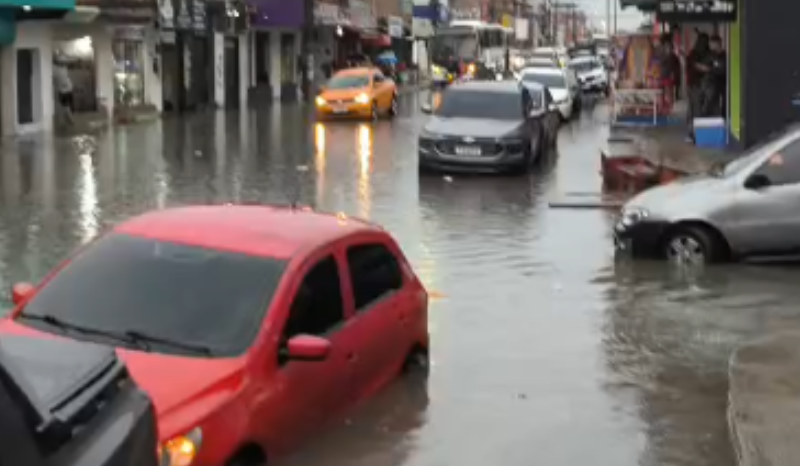 Alagamentos afetam Manaus após forte chuva nesta sexta-feira (30)