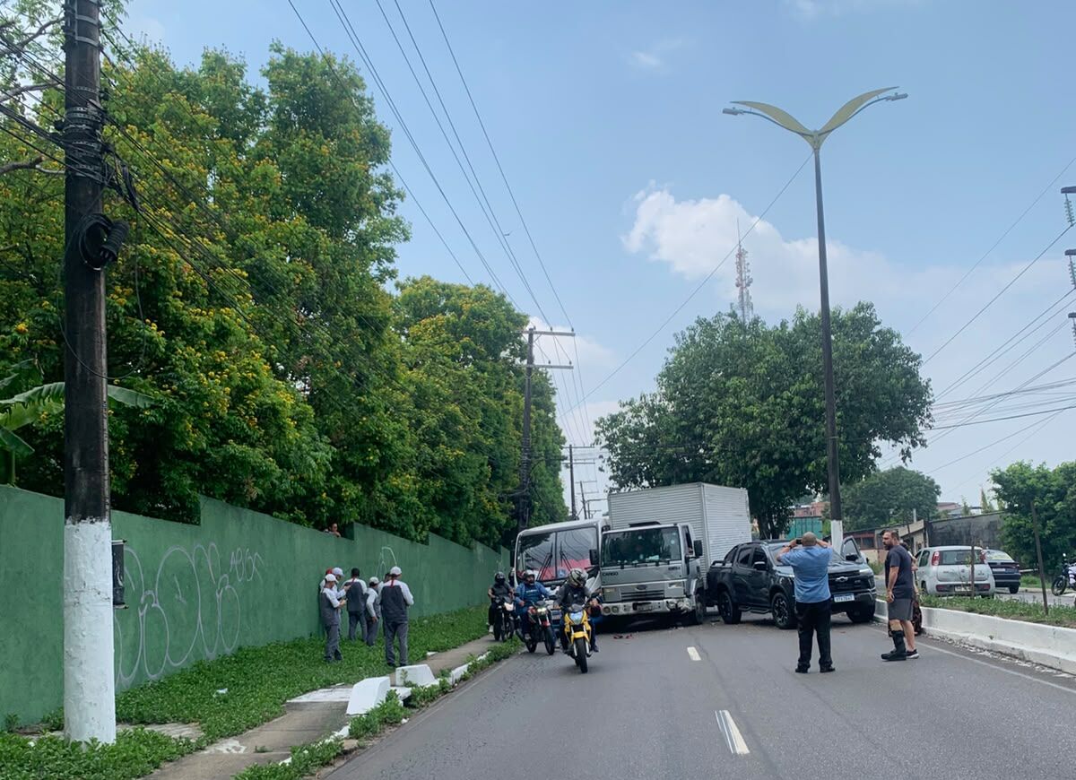 Acidente entre ônibus, caminhão e caminhonete causa lentidão na avenida Rodrigo Otávio em Manaus